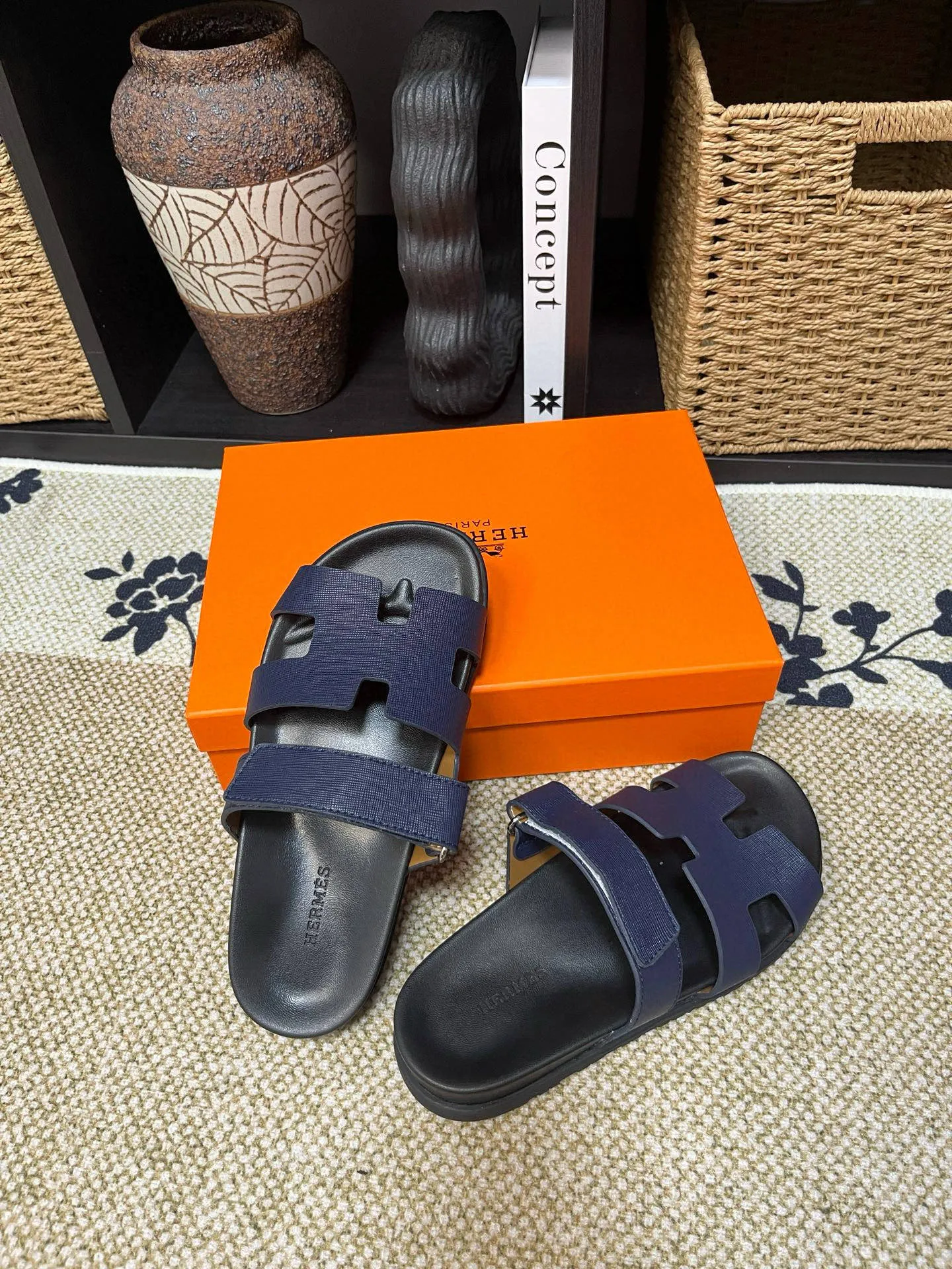 Factory price: 340💰Long-term availability Hermes men's Kazimir slippers for couples - top quality, Hermès woven calfskin functional sandals. The interwoven upper inspired by the "H" iconic pattern creates a casual look, which can be said to be a good companion for summer. Imported cowhide + cowhide lining + TU men's shoes💰Outsole Size: 35-46